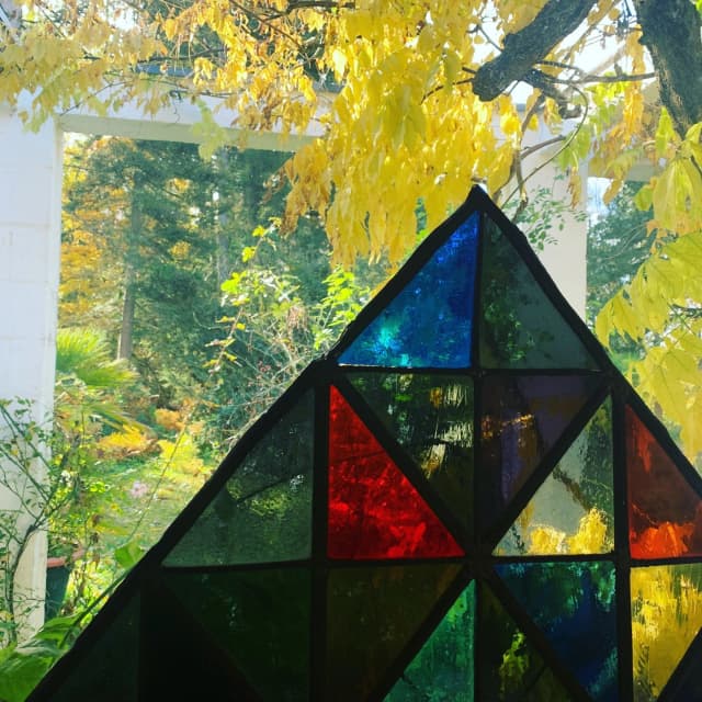 "Trinkt, o Augen, was die Wimper hält, Von dem goldnen Überfluss der Welt!"
Aus dem "Abendlied" von Gottfried Keller

#erichschickling #schicklingstiftung #erichschicklingstiftung #ottobeuren #günztal #kunststiftung #architektur #philosophie #mythologie #natur #allgaeutourist #religion #kunst #malerei #mystik #theologie #dichtung #liedkunst #hinterglasmalerei #glasmalerei #glasfenster #dichtung #klassik